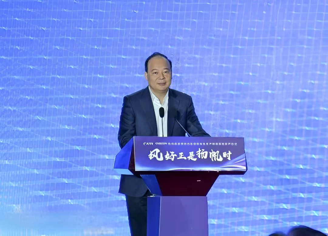 02-配文插图-熊猫国际董事长、总经理曾毓群发表致辞.png